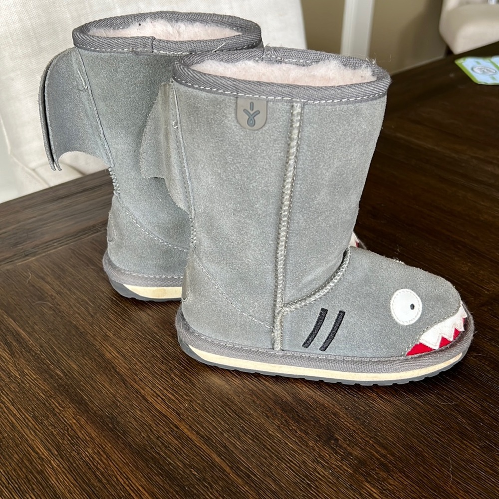 Emu Australia shark boots toddler 8
